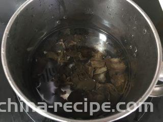 凉拌海蜇皮,锅里煮沸水后，放入泡发的黑木耳焯熟后捞出沥干水分备用