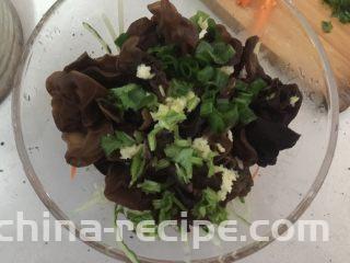 凉拌海蜇皮,放入沥干水分的黑木耳、海蜇丝和葱花
