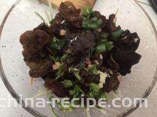 凉拌海蜇皮,用压蒜器压入蒜泥