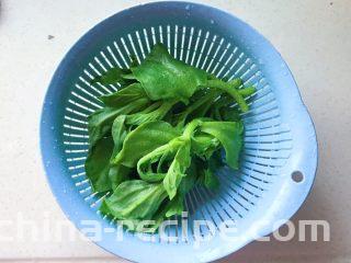 碧绿脆爽冰草沙拉,在沥水篮里沥干水分，有条件可以在甩干机里甩干