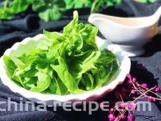 碧绿脆爽冰草沙拉,把冰草装入盘内