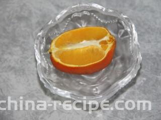 金枪鱼通心粉沙拉,半个橙子