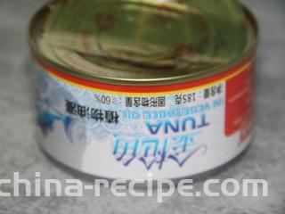 金枪鱼通心粉沙拉,准备金枪鱼罐头