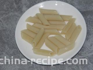 金枪鱼通心粉沙拉,煮熟盛出