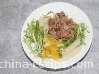 金枪鱼通心粉沙拉,把除沙拉酱之外的所有食材放一块