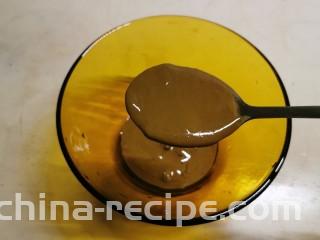 麻酱油麦菜,取一小碗 放入芝麻酱