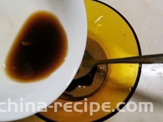 麻酱油麦菜,倒入醋