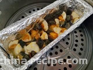 三色黄金蛋,锅上汽后大火蒸五分钟左右