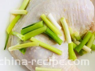 葱油鸡腿,鸡腿洗净后用牙签扎些小洞（正反两面都扎）后放入碗中，加入葱段