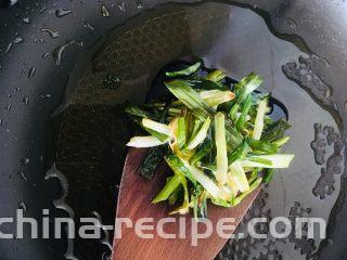 葱油鸡腿,捞出葱姜丢弃