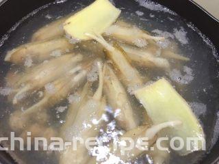 冰镇捞汁小海鲜,加入蛏子焯熟