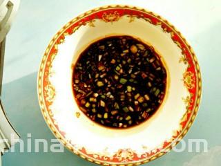 香酥炸鸡柳,调制酱汁:准备一个碗，倒入1勺味达美酱油，放入葱末，倒入适量盐，1勺料酒，搅拌均匀备用