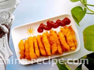 香酥炸鸡柳,开小火，用筷子把鸡胸脯肉一条一条的放入锅中，炸至金黄即可捞出。盛入盘中，沾着番茄酱吃超美味哦！不喜欢酸甜口味的，可以出锅后，撒上孜然粉，椒盐，一样很美味😃