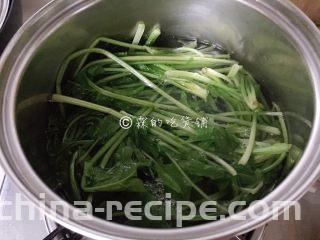 凉拌虫草花菠菜,菠菜洗净后，也放在开水里汆烫一下。