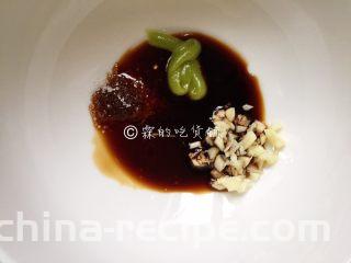 凉拌虫草花菠菜,再加入生抽和醋拌匀。