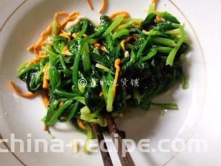 凉拌虫草花菠菜,充分拌匀。