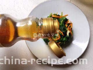 凉拌虫草花菠菜,最后淋上点香油。
