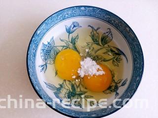 菠菜鸡蛋卷,鸡蛋打入碗里，放一点淀粉，盐