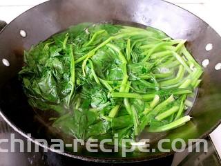 菠菜鸡蛋卷,菠菜放入烧开水的锅里，放一小捏盐，滴几滴植物油，烫煮1分钟即可捞出控水，挤干里面的水