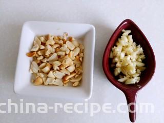 菠菜鸡蛋卷,花生仁用刀压粒，蒜切碎