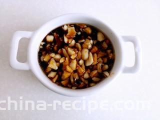 菠菜鸡蛋卷,搅拌均匀后倒入小碗里