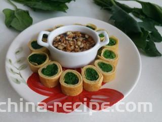 菠菜鸡蛋卷,鸡蛋菠菜卷切好后摆入盘子中，放上调味汁就可以慢慢的享用了。