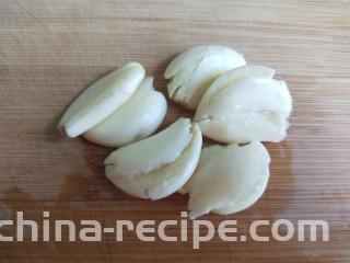 酸辣糖醋黄瓜条,大蒜五瓣拍扁。