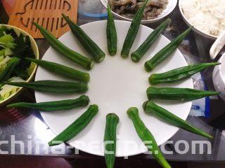 秋葵拌三文鱼,捞出，摆盘，如图所示