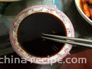 秋葵拌三文鱼,挤入少许青芥末，拌匀
