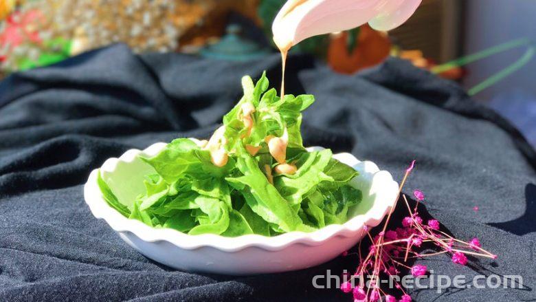 The recipe for the crisp and refreshing turquoise ice grass salad