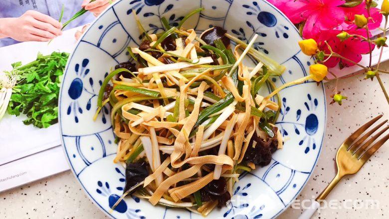 The method of mixing black fungus and scallions with soybean skin
