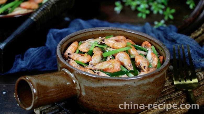 The recipe for mixing small white shrimp with chives