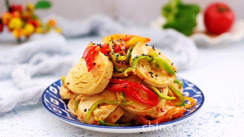 The method of making tofu rolls with three peppers in cold sauce