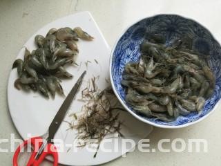 小白虾拌韭菜,小虾用剪刀把虾须剪干净。