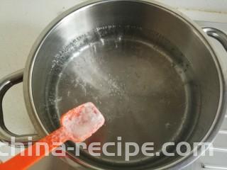 小白虾拌韭菜,锅中水烧开，放入适量的盐和几滴花生油。