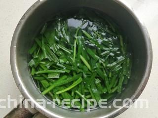 小白虾拌韭菜,然后捞出用纯净水过凉备用。