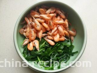 小白虾拌韭菜,把过凉后控干水份的小虾和韭菜放入容器中。