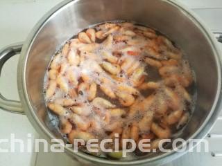 小白虾拌韭菜,然后把虾煮熟。