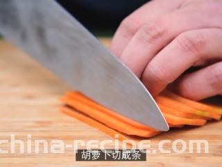 青木瓜虾仁沙拉,木瓜先切片后切条，胡萝卜切条。