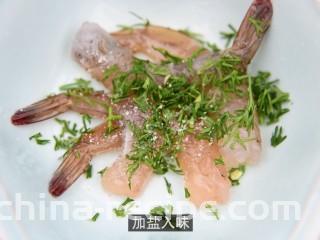 青木瓜虾仁沙拉,刁草切细洒在虾上，淋上柠檬汁，加盐入味，洒上胡椒粉，倒入适量橄榄油，搅拌均匀。