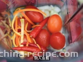 青木瓜虾仁沙拉,将橙皮丝、辣椒、大蒜、洋葱丁倒入榨汁机，加小番茄、盐、鱼露 、糖，榨成泥状，倒在容器内，泰式橙味沙拉酱就做好了。