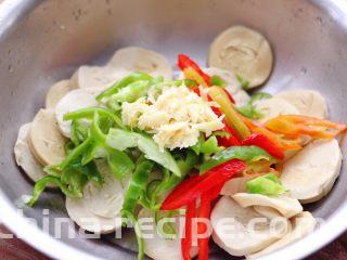 豆腐卷凉拌三椒,把焯过水的豆腐卷放入盆中，上面放入切丝的柿子椒和红椒，黄椒和蒜泥。