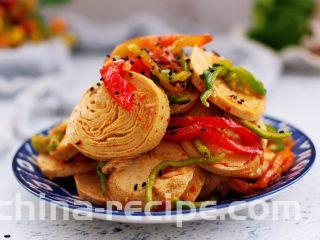 豆腐卷凉拌三椒,酸辣清爽的豆腐卷，凉拌三椒就做好了，撒上少许黑芝麻香极了。