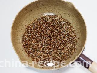 青柠藜麦沙拉, 放入锅中加入适量水，煮10分钟左右。