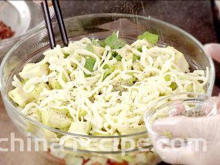 青柠藜麦沙拉,撒上少许黑胡椒