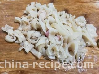 香菜皮冻,切成细条