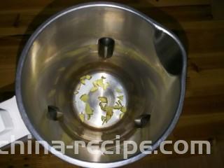 香菜皮冻,豆浆机中放入姜