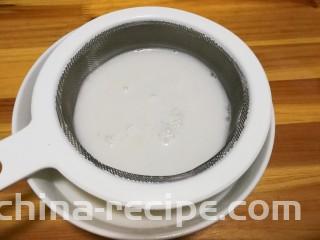 香菜皮冻,用滤勺过滤一遍肉皮糊，皮冻口感会更嫩滑