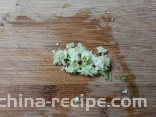 香菜皮冻,蒜瓣剥去皮剁成蒜泥
