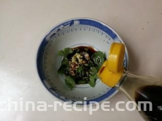 香菜皮冻,放入两勺醋